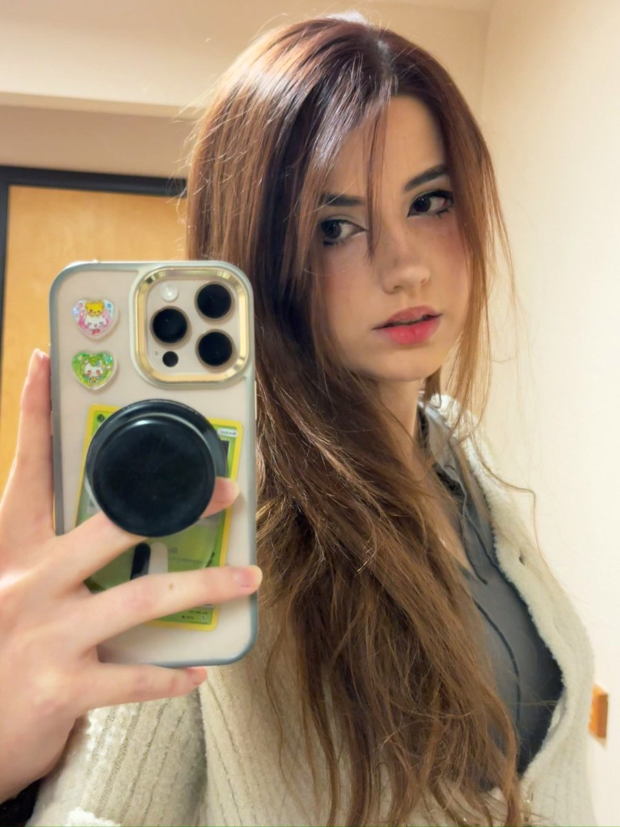 graaceamanda's tweet photo. i’m scared to past after what happened a few weeks ago that was so weird 😣 pls be normal i just wanna post my makeup/hair/outfits for fun https://t.co/3ZaoViOmjt