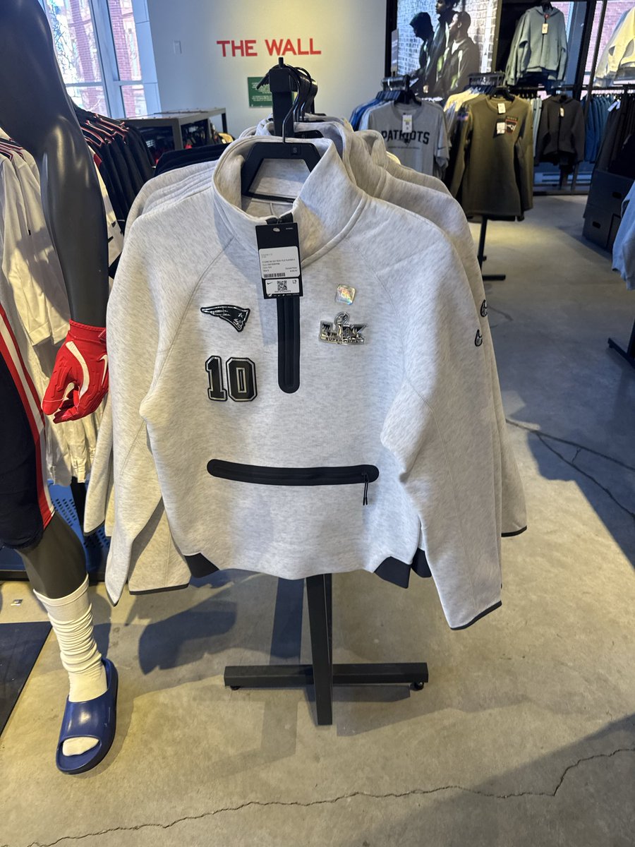tomnog83's tweet photo. @BabzOnTheMic I found them at the Boston Nike store on Newbury St this morning. You can only buy one per person. They don’t want non-fans buying them and selling on eBay https://t.co/bRrTNKVI1o