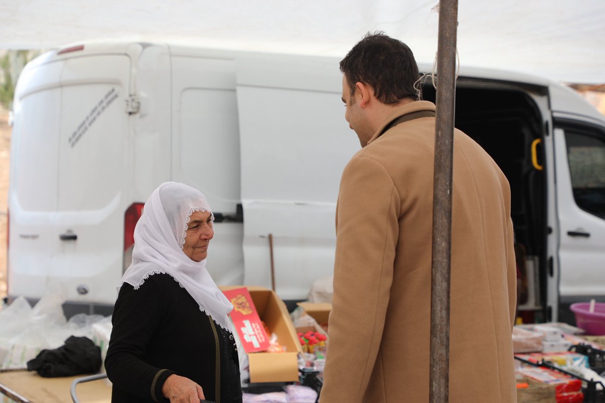 Salı Pazarında Yine Gönüller Buluştu

Hasankeyf Salı Pazarında bugün de dayanışma ve samimiyet ön plandaydı.
Kaymakamımız Sayın Mehmet Ali İMRAK, pazar esnafımız ve vatandaşlarımızla bir araya gelerek hal ve hatırlarını sordu; taleplerini ve dertlerini dinledi.

Salı Pazarımız,