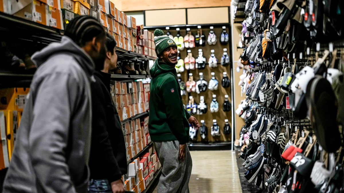 PackersOutreach's tweet image. Jordan and his foundation, Hands of 10ve, donated nearly 2,000 pairs of cleats to young athletes in Wisconsin and his hometown of Bakersfield, CA for every touchdown he scored in 2025.