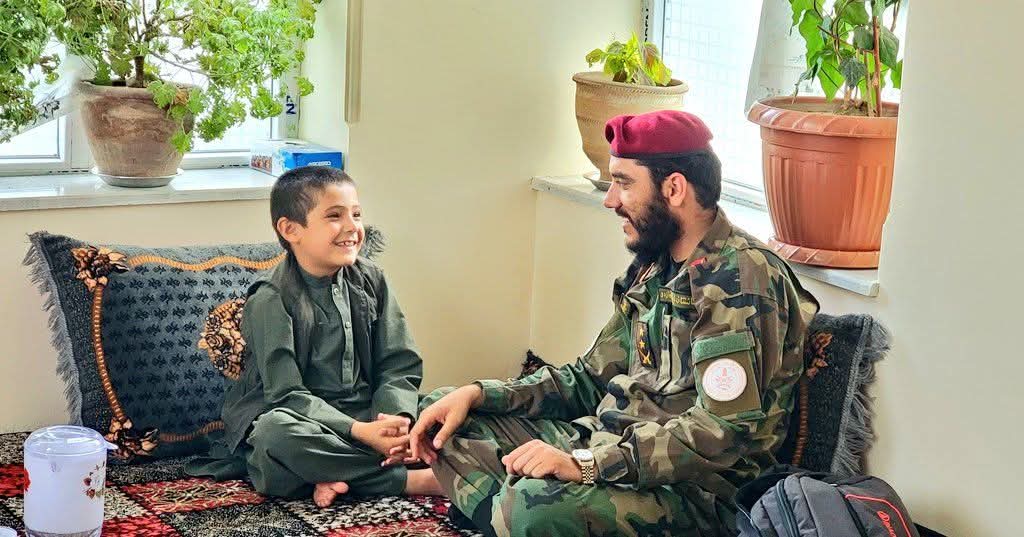 این سرزمین تشنه است و آب می‌خواهد،
دیگر غبار و آتشِ جنگ را نمی‌خواهد.
شنیدن ناله‌های یتیمان،
دلِ سنگ‌مانند می‌طلبد.