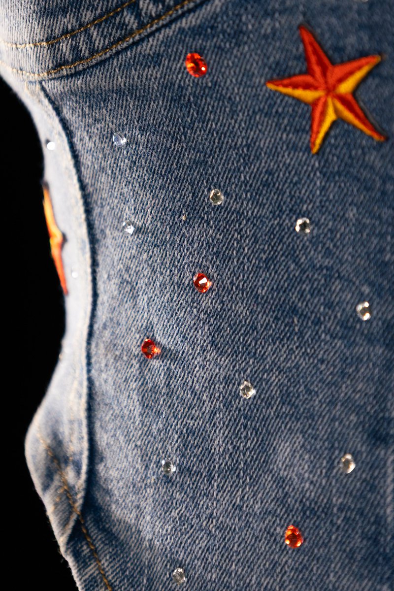 This custom denim vest is all about the details 📷 Embroidered patches, western-inspired stars, and a bold, fitted look.
Shop our rodeo patches now.