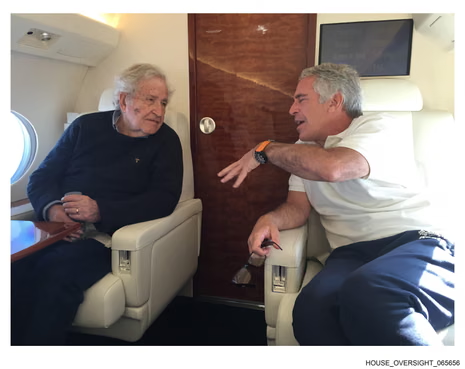 kritik_bakis's tweet photo. ❝Chomsky, Neden bu mizaca sahip biriyle bu kadar rahat bir şekilde arkadaşlık etsin? Neden bir pedofilin işlediği suçlar için ona destek olsun, akıl versin? Kendi adıma, dehşet ve şok içindeyim.❞

✍️ Vijay Prashad, Chomsky ve Epstein arasındaki yazışmaları mercek altına alıyor.

💢 Ahlaki bir suskunluk mu, yoksa entelektüel bir çöküş mü?

🔗 Detaylar yazıda: https://t.co/IjzmpdzHYY