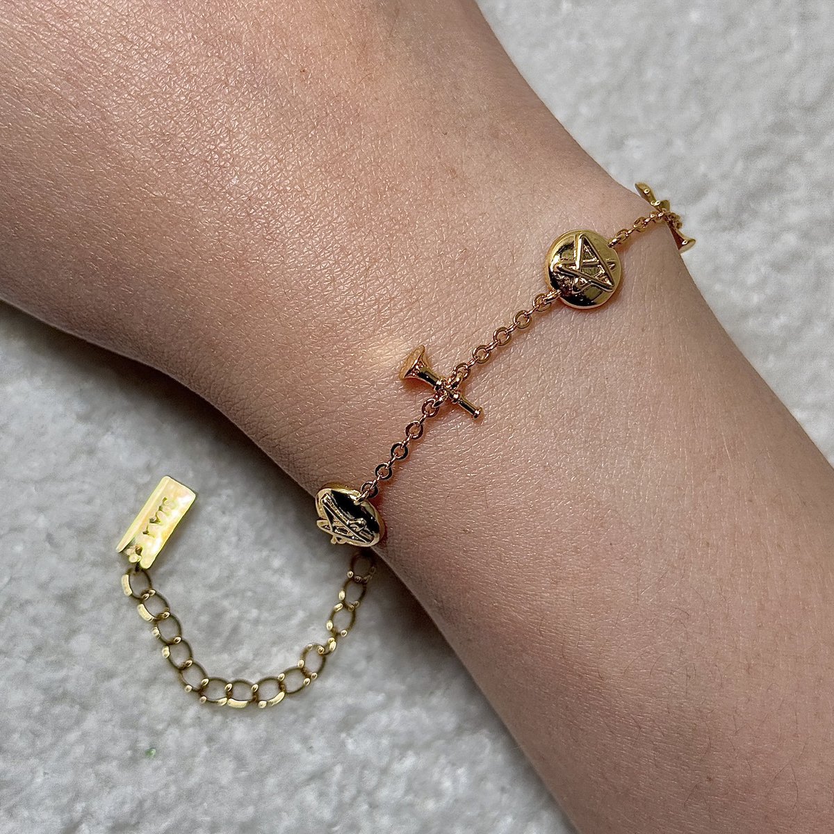 ใครชอบจิวเวลรี่น่ารักๆ  แต่ใส่แล้วดูมีอะไร ต้องลอง Yvis ✨ แบรนด์ไทยที่ดีไซน์ดีมาก มีคอลแลปทีไรคือโดนตลอด ราคาดี แต่ลุคที่ได้คือเกินราคาไปมาก ใส่ง่าย แมทช์ได้ทุกวัน บอกเลยว่าคุ้ม 🫶