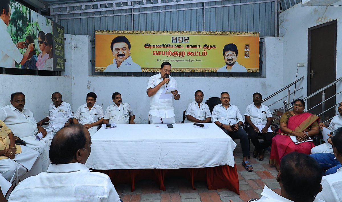 VGRanipet's tweet photo. செயற்குழு கூட்டம்

இராணிப்பேட்டை மாவட்ட தி.மு.க. அலுவலகத்தில்   நடைபெற்ற செயற்குழு கூட்டத்தில் மாண்புமிகு 
கைத்தறி மற்றும் துணிநூல்துறை அமைச்சர் இராணிப்பேட்டை 
@R_Gandhi_MLA அவர்களுடன் கலந்து கொண்டு மாண்புமிகு 
தமிழ்நாடு முதலமைச்சர் அவர்கள் பிப்ரவரி 9 தேதி வருகையை முன்னிட்டு மற்றும்  பிப்ரவரி 14 தேதி திருப்பத்தூரில் BLA2, BLC BDA மண்டல மாநாட்டு குறித்து இக்கூட்டத்தில் உரையாற்றினோம் 
இதில் மாவட்ட நிர்வாகிகள்,
தலைமை செயற்குழு, பொதுக்குழு உறுப்பினர்கள், நகர, ஒன்றிய, பேரூர் கழக  செயலாளர்கள், மாவட்ட அணிகளின் அமைப்பாளர்கள், 
கழகத்தினர் கலந்து கொண்டனர்.
@mkstalin @Udhaystalin @evvelu @DMKEnvironWing @arivalayam