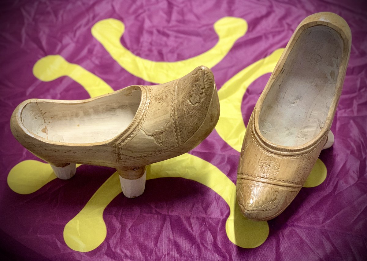 Estas son las albarcas de madera de abedul, realizadas por el albarquero Augusto Rodríguez, 'Titi'(natural de Santiago de Cartes), que se llevará Mar Santamaría Guevara, ganadora del sorteo del Cuevanucu Cántabro de Navidad del año 2025.