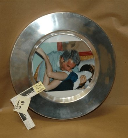 Bu fotoğraf tüm dünyayı dolaşmalı ve Epstein ile adamlarının suç ortağı, arkadaşı veya işbirlikçisi olan herkesi rahatsız etmeli.

İnsanlığın sonu.

#Epstine