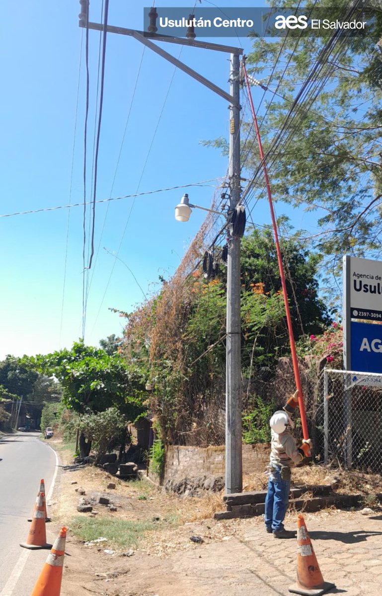 AESElSalvador's tweet photo. Nuestro equipo técnico continúa trabajando en atender reportes causados por el clima, para llevar la energía que nuestro país necesita.

#NuestraEnergíaNoSeDetiene ⚡️ https://t.co/NqoMAAxS8H