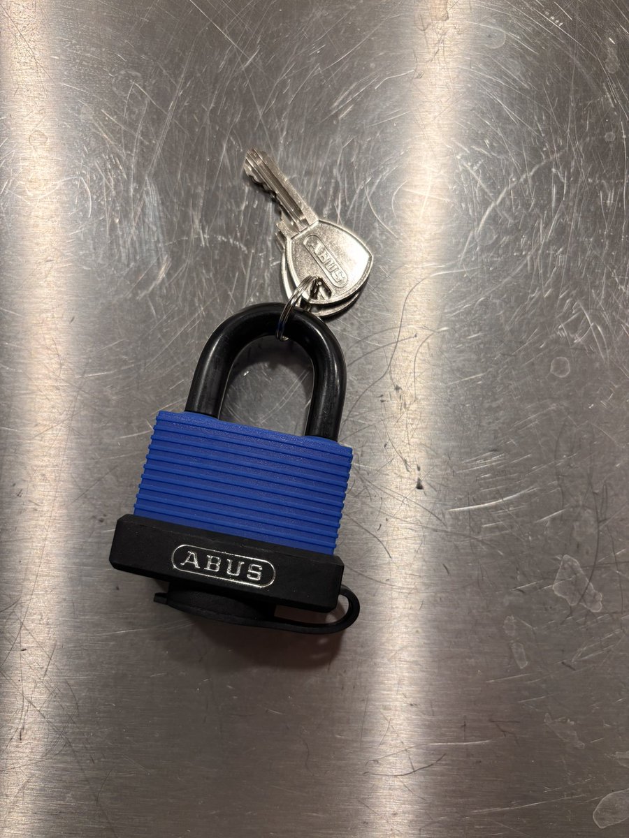 Hur fan får man ut nyckeln? Den är ju låst?