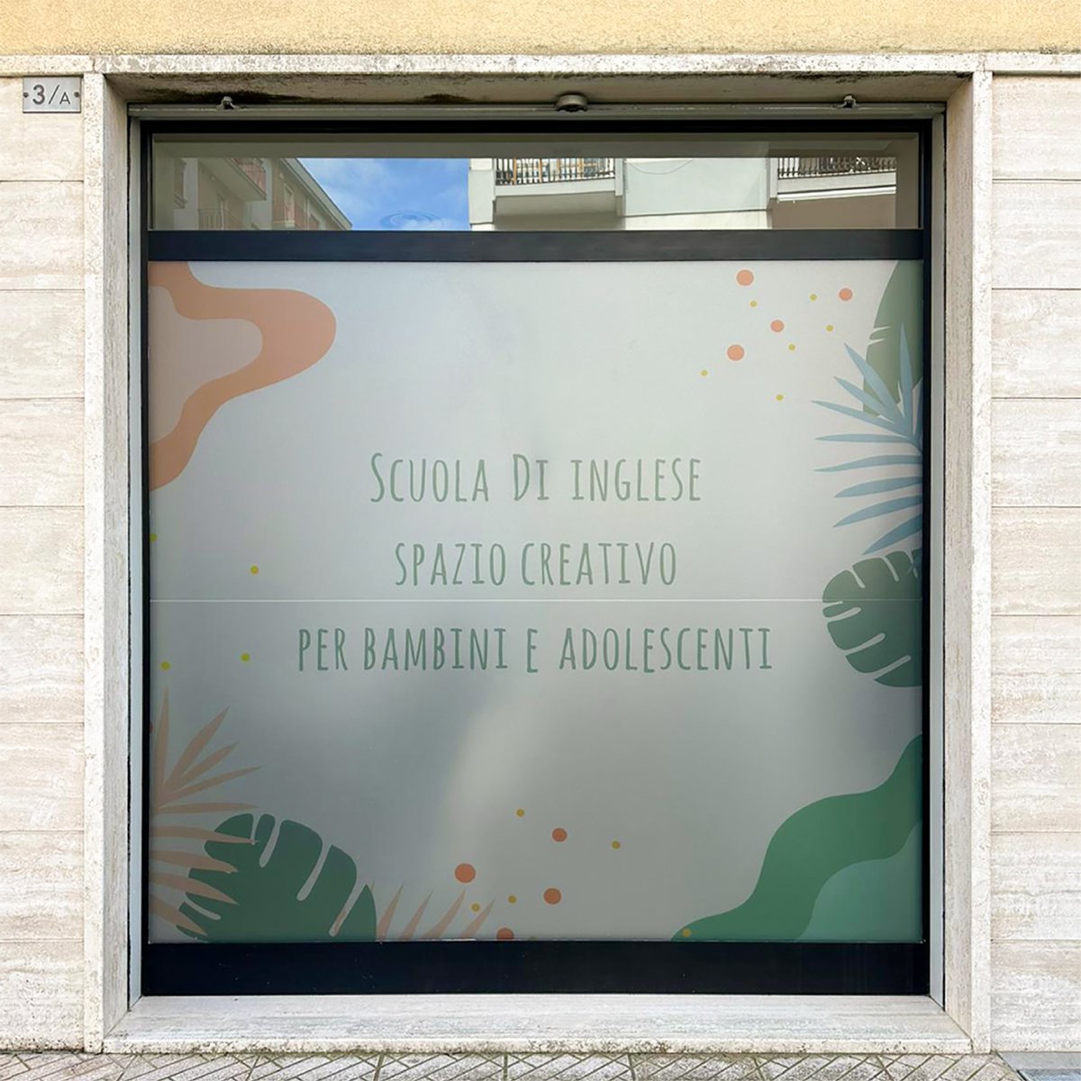 Digitastampa's tweet photo. Trasforma 𝐥𝐚 𝐭𝐮𝐚 #𝐯𝐞𝐭𝐫𝐢𝐧𝐚 in un messaggio chiaro, efficace, visibile. ✨

Che sia l'eleganza dello smerigliato o l'energia di un colore pieno, diamo voce alla tua attività prima ancora di aprire la porta. 🪄🪟

🖥️ https://t.co/4Q51jWY4ov

📞 080 431 3055 https://t.co/fDnR4bKQ7p