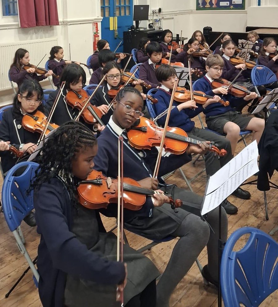 HarrisFedPA's tweet photo. What a FANTASTIC Primary Make Music Day @HarrisFed today, bringing Primary musicians together from across our network 🤩 🎻 🎺 🥁. 

Ensemble opportunities are just one of the ways we help cultivate belonging at @HarrisFed. #music @PrimaryMusicMag https://t.co/QeClVkcBvm