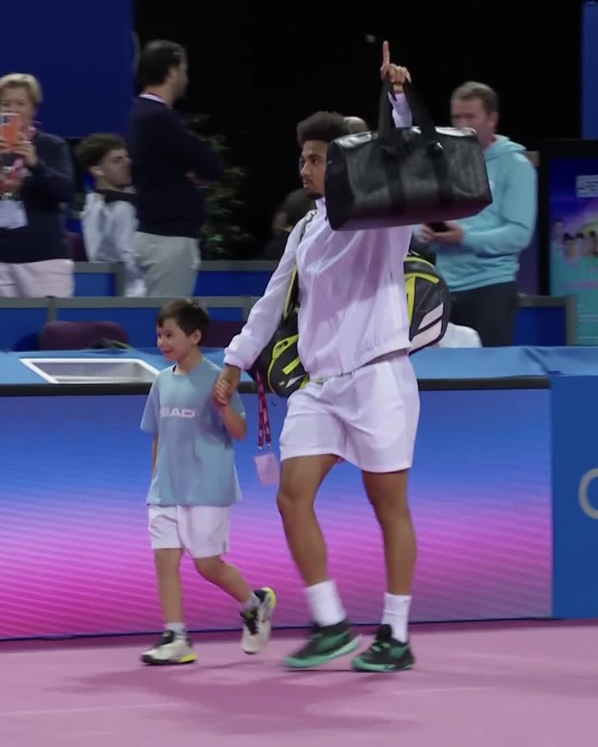 THIS IS NOT A DRILL 🚨 

Arthur Fils is back on court for his first match since August 1, 2025 👏 

We're happy to have you back, Arthur 🤗