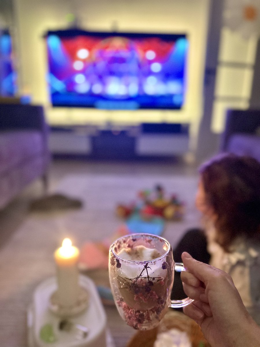 Analı kızlı 10/10 ortamımız.
Kocaman kahvelerimiz.
Kocaman mumumuz.
Kocaman mutluluğumuz ❤️