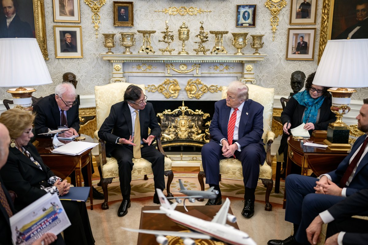 WhiteHouse's tweet image. President Donald J. Trump meets with Colombian President Gustavo Petro at the White House.