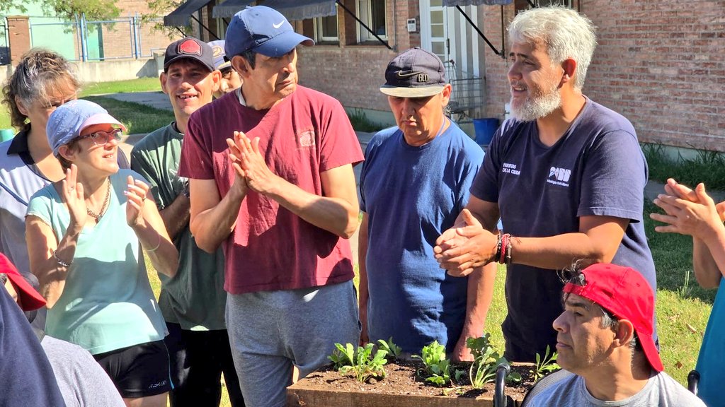Centro de Día I 🌼 de #INCUDI.

Hoy instalamos macetas en altura realizadas con palets en desuso y trasplantamos ornamentales: estatices, dimorfotecas y clavelinas 🌱🌸.

Seguimos generando espacios más lindos, accesibles y llenos de vida💫, trabajando en equipo y acompañandos