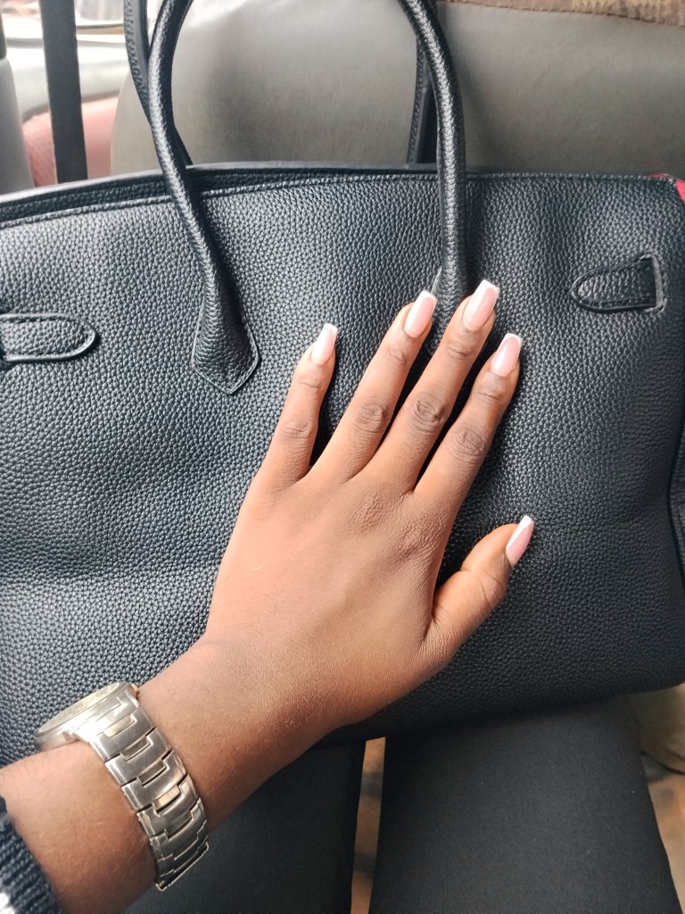 Est ce que je vous ai même souhaité bonne année ici? ☺️. Bonne année à tous♥️♥️. 
Merci  <a href="/Audrey_Enoni1/">AddictÆd by Audrey Enoni</a> pour le sac😘.