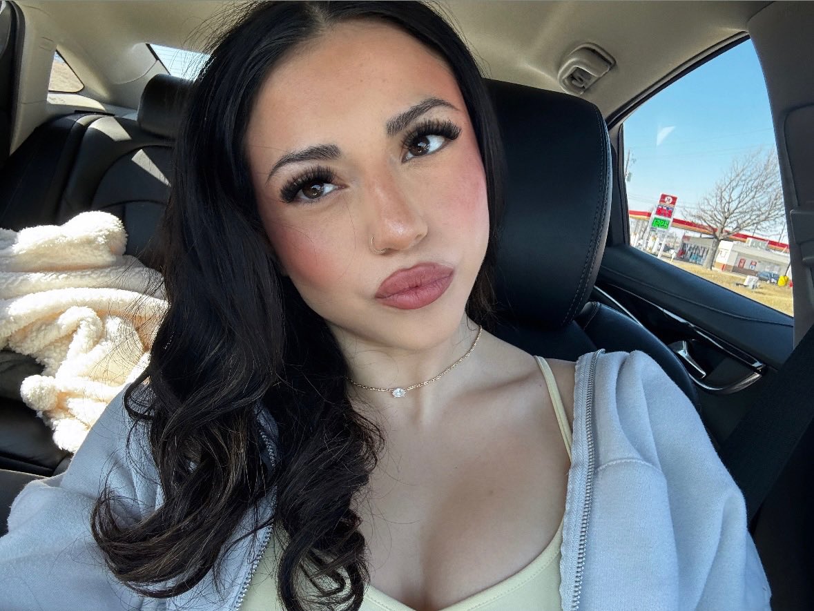 bendersendrr's tweet photo. Gaby in natural light… https://t.co/71hRhr9ExX