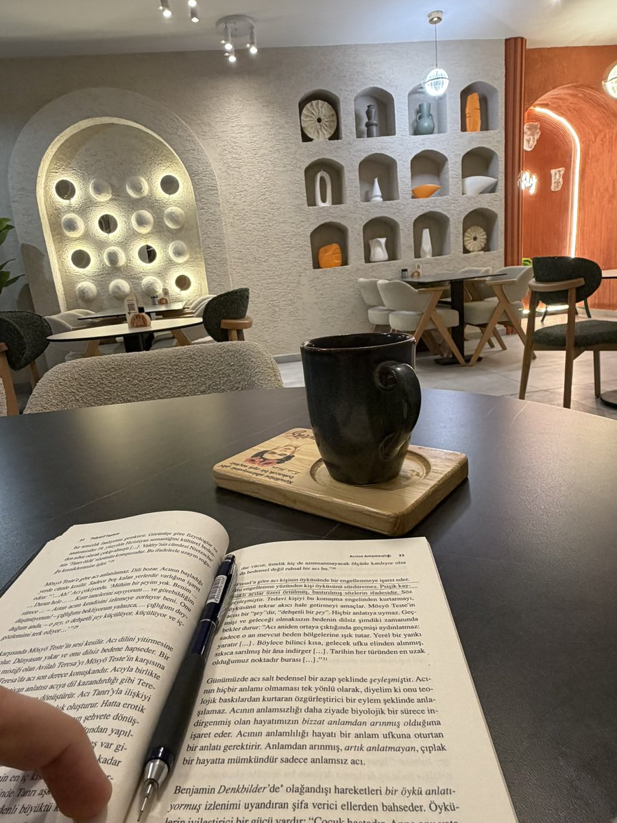 Kahve ve kitaplı bir akşam