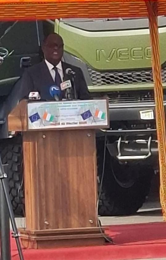 ItalyinAbidjan's tweet photo. UE e Côte d’Ivoire insieme per #pace e #sicurezza: consegnati oggi 40 automezzi alle Forze Armate ivoriane, finanziati con fondi a valere sullo Strumento Europeo per la Pace (EPF).
#TeamEuropa
@ItalyMFA @UEenCI @MINDEF_CI https://t.co/m09He5ATrR