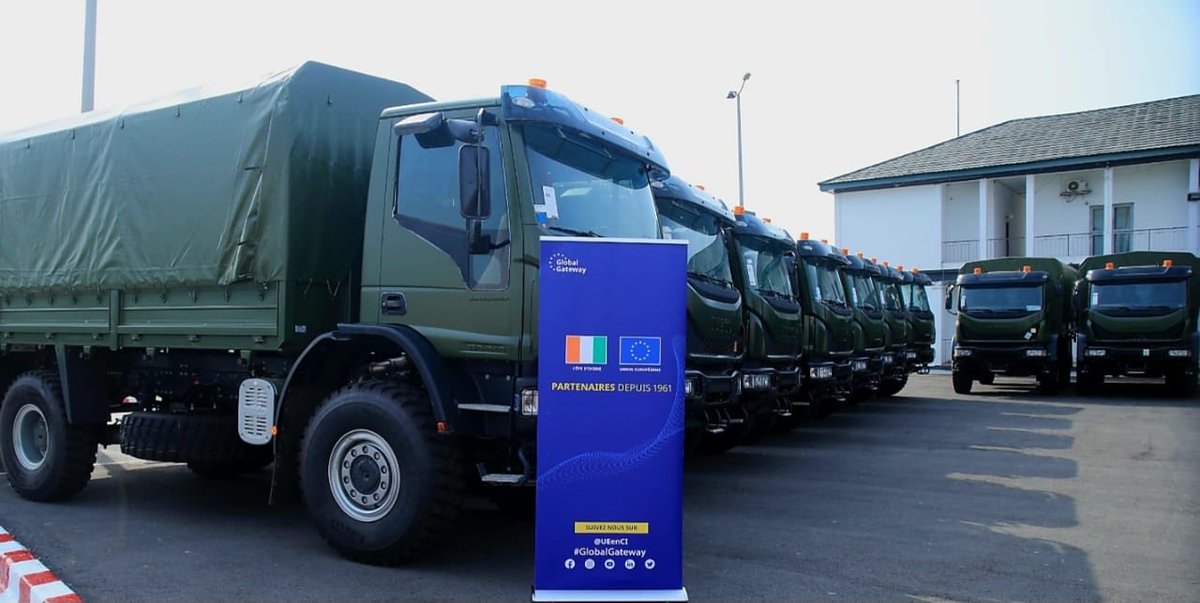 ItalyinAbidjan's tweet photo. UE e Côte d’Ivoire insieme per #pace e #sicurezza: consegnati oggi 40 automezzi alle Forze Armate ivoriane, finanziati con fondi a valere sullo Strumento Europeo per la Pace (EPF).
#TeamEuropa
@ItalyMFA @UEenCI @MINDEF_CI https://t.co/m09He5ATrR