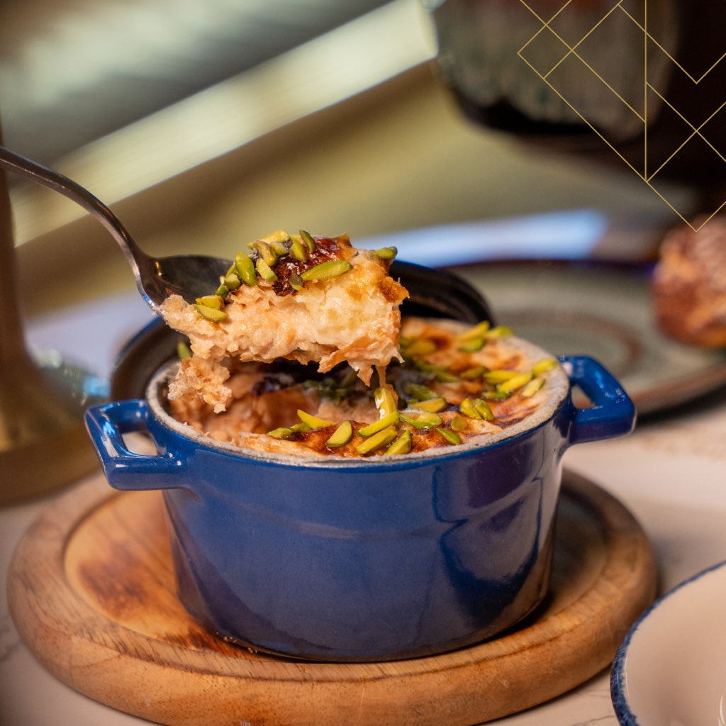 جرّبوا حلى أم علي… بس بطريقتنا
دافئة وكريمية بطبقات من المعجنات الهشة،
مغمورة بحليب كريمي دافي مع لمسة تمر تزيدها لذّة.
زورونا اليوم وجربوها