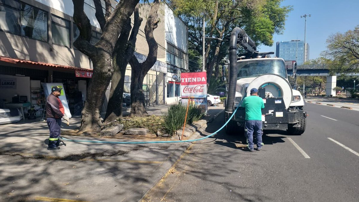 <a href="/AlcCuauhtemocMx/">Alcaldía Cuauhtémoc</a> <a href="/GobCDMX/">Gobierno de la Ciudad de México</a> <a href="/ClaraBrugadaM/">Clara Brugada Molina</a> <a href="/Alc_Iztapalapa/">Alcaldía Iztapalapa</a> #BrigadaSEGIAGUA realiza trabajos del Programa de Desazolve Masivo de Vialidades Primarias, en📍Eje 3 Poniente, <a href="/BJAlcaldia/">Alcaldía de Benito Juárez</a>.
#AccionesSEGIAGUA🛠️
<a href="/GobCDMX/">Gobierno de la Ciudad de México</a> <a href="/ClaraBrugadaM/">Clara Brugada Molina</a>