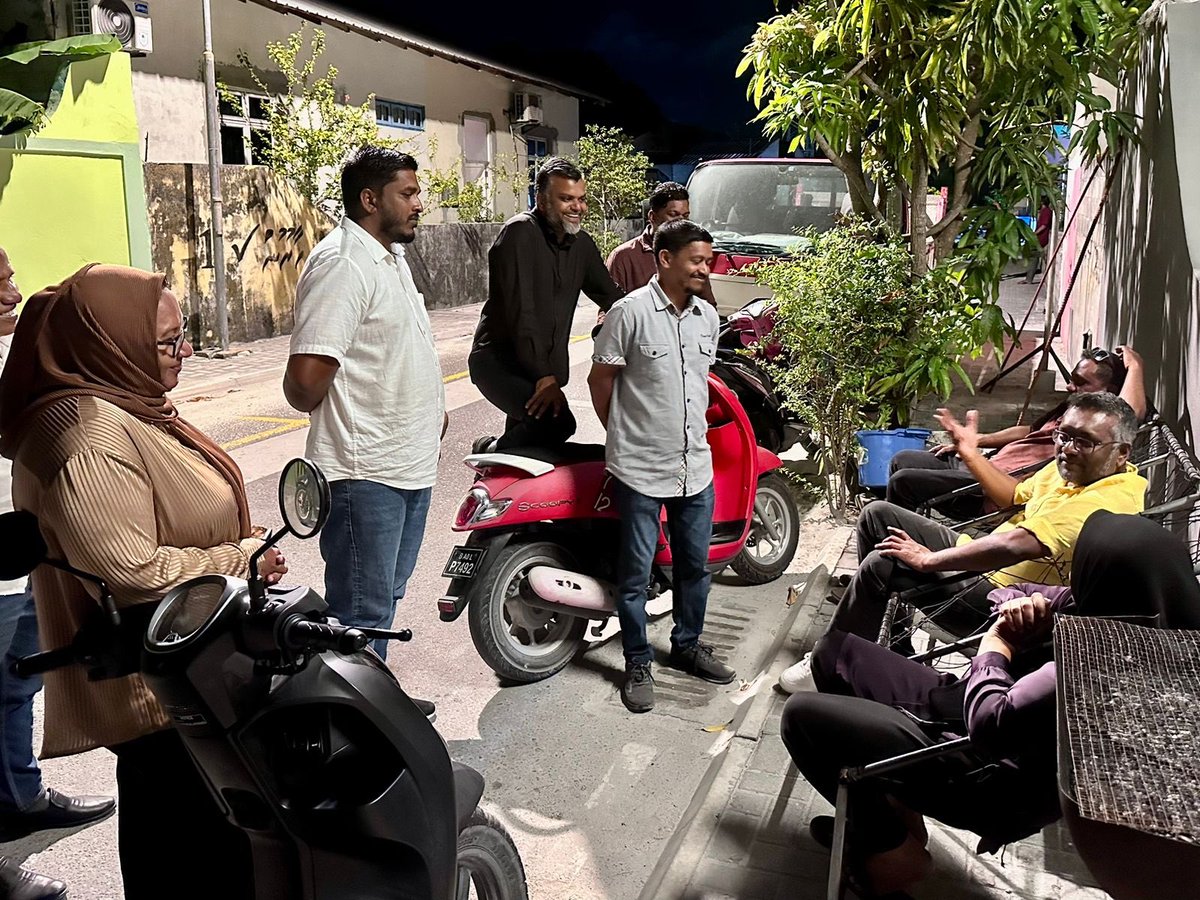 ކުރިއަށް އޮތް ލޯކަލް ކައުންސިލް ތަކުގެ އިންތިޚާބާއި އަންހެނުންގެ ތަރައްޤީއަށް މަސައްކަތްކުރާ ކޮމިޓީއަށް ވާދަކުރައްވާ ގއ.ވިލިނގިލީ އެމްޑީޕީގެ ކެންޑިޑޭޓުންނާއި އެކު އެމްޑީޕީގެ ކުރީގެ ޗެއަރޕާސަން <a href="/faya_i/">Fayyaz Ismail</a> އާއި ޓީމުން ގއ.ވިލިނގިލީގައި ކެންޕެއިން ދޮރުން ދޮރަށް ހިންގެވުން ކުރިއަށްދަނީ.