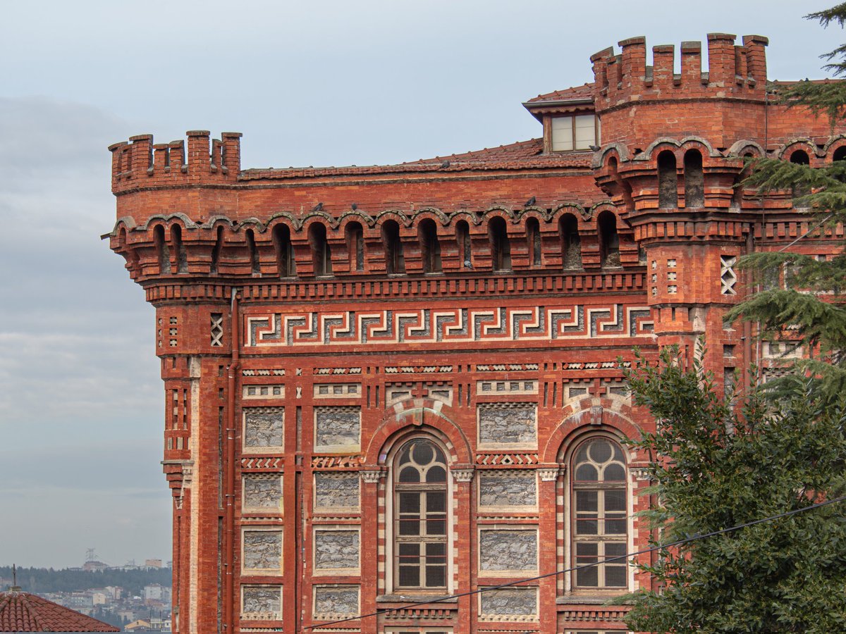 Eski binaların dili olsa da anlatsa... Bu kubbenin altında ne hayaller, ne hikayeler saklı.

#İstanbulHistory ​#KırmızıMektep #FenerRumLisesi #Balat #İstanbul #photography #photo

instagram.com/p/DUTfABjjZG8/…