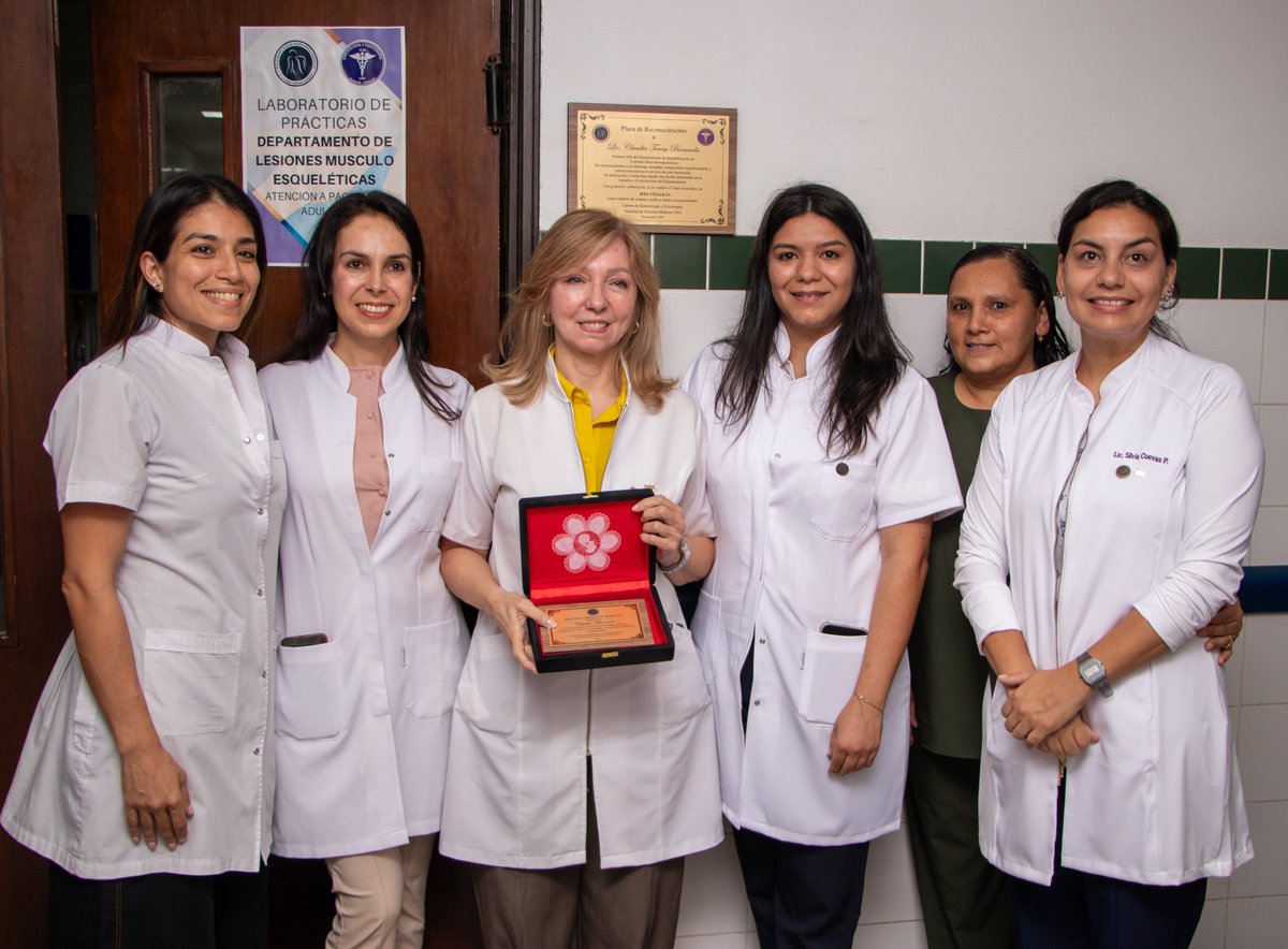 MedicinaUNA's tweet image. La FCMUNA rinde un homenaje a la Lic. Claudia Bernaola, quien, tras 25 años y siete meses de impecable labor institucional, culminó sus funciones el pasado 31 de enero de 2026, acogiéndose al beneficio de la jubilación. Tuvo un relevante rol acacémico. facebook.com/cienciasmedica…