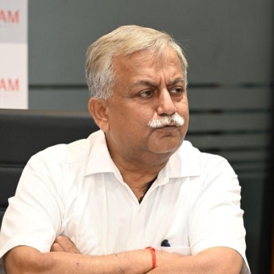 chetanupadhyaya's tweet photo. आदरणीय अवनीश अवस्थी जी, आप UP के मुख्यमंत्री जी के सलाहकार हैं और आपसे आग्रह है कि शासन द्वारा हत्यारे डी.जे. को कंट्रोल करने के लिए उत्तर प्रदेश के सभी थानों और चौकियों को डेसीबल मीटर प्रदान करने के रास्ते में दिक्कतों को दूर करें. 

महोदय, कानून की किताब में 'लाउडस्पीकर को धीमी आवाज में बजाने' का प्रावधान है और आपके विद्वान मुख्यमंत्री @myogiadityanath
जी, 'डी.जे. को धीमी आवाज में बजाने' का हास्यास्पद आव्हान करते हैं. 

आप लोग मौत होने के बाद मुक़दमा करते हैं और त्वरित कानूनी कार्रवाई और जेल जाने का भय न होने से पूरे उत्तर प्रदेश में पूरी-पूरी रात धर्म की आड़ में लाउडस्पीकर और डीजे के आतंक को पूरी दुनिया महसूस कर रही है. उत्सव और धर्म की आड़ में जानलेवा डी.जे. बजाने वालों पर Proactive Policing के तहत कार्रवाई नहीं होने से आम जनता में गहरा आक्रोश है. और हां, @Uppolice @112UttarPradesh
के लोगों को आप लोग क्यों नहीं बताते कि रात 10 बजे से सुबह 6 बजे के बीच 'धीमी आवाज में लाउडस्पीकर' बजाने का कोई कानूनी प्रावधान नहीं है.

महोदय, कृपया जनता के दर्द को समझते हुए, कमेंट बाक्स में दिए गए पोस्टर के आधार पर समुचित दिशा-निर्देश जारी करने की कृपा करें.

@AwasthiAwanishK

@UPGovt
@adgzonevaranasi @adgzonekanpur @adgzoneagra @ADGZonPrayagraj @adgzonemeerut @adgzonelucknow @adgzonegkr @adgzonebareilly @upiasasso @UPIPSASSO @IASDurgaSM @IASassociation @IPS_Association

@Live_Hindustan
@AmarUjalaNews
@JagranNews
@ashutoshvshukla
@DainikBhaskar @jyotirmathah @ABPNews @ZeeNews @qwnaqvi @DrVNMishraa @IMAIndiaOrg @IndianExpress @TNNavbharat @NavbharatTimes @Jansatta @hemantsharma360 @RajatSharmaLive @RanaYashwant1 @ndtvindia @akhileshsharma1 @sudhirchaudhary