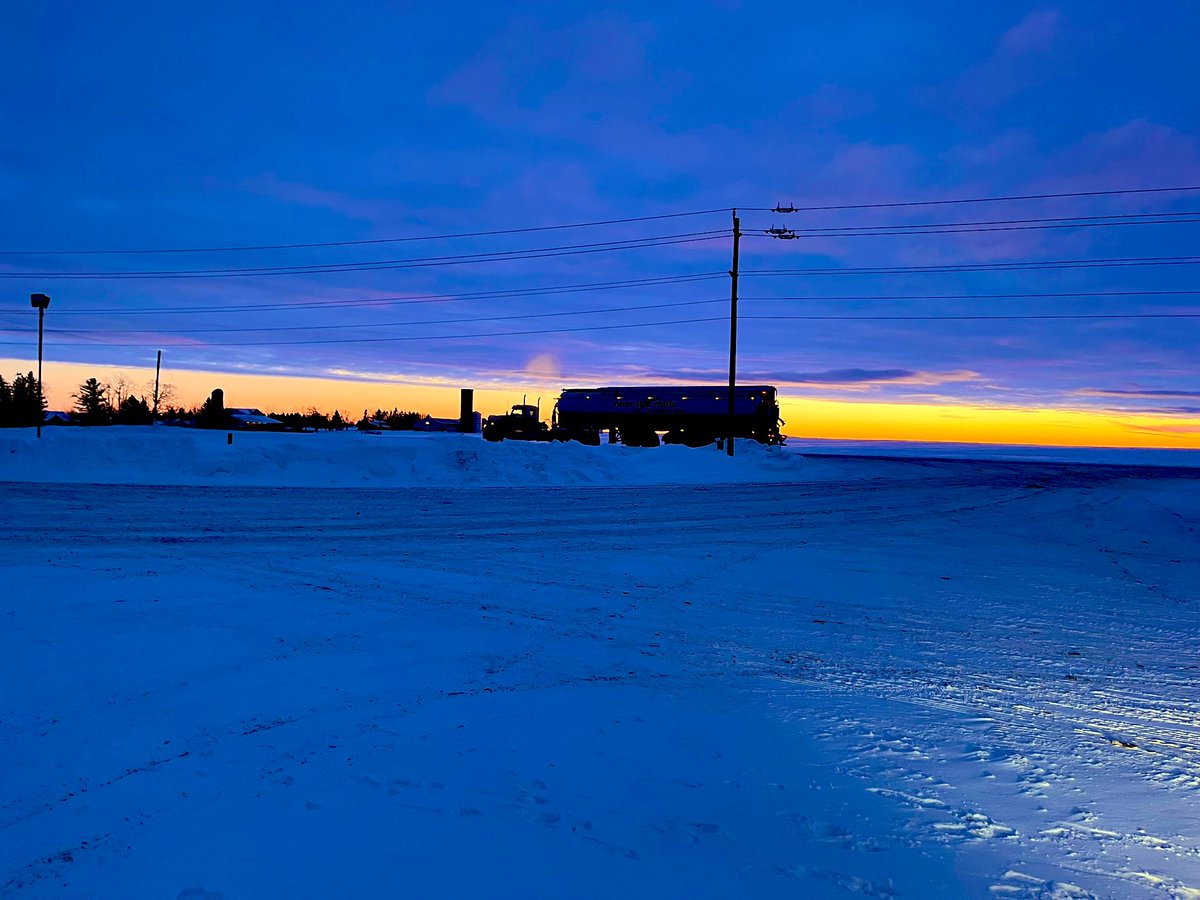 Bwags94's tweet photo. Happy #TruckTuesday everyone! The last few weeks have been super chill π₯Ά but who can complain with sunshine βοΈ and sunset views like this? Have a great week! @NewLifeMills #feedingyourfuture
@WalingaInc #onelegendarytrailer @KenworthTruckCo #W990 https://t.co/Vp3wRwjblM