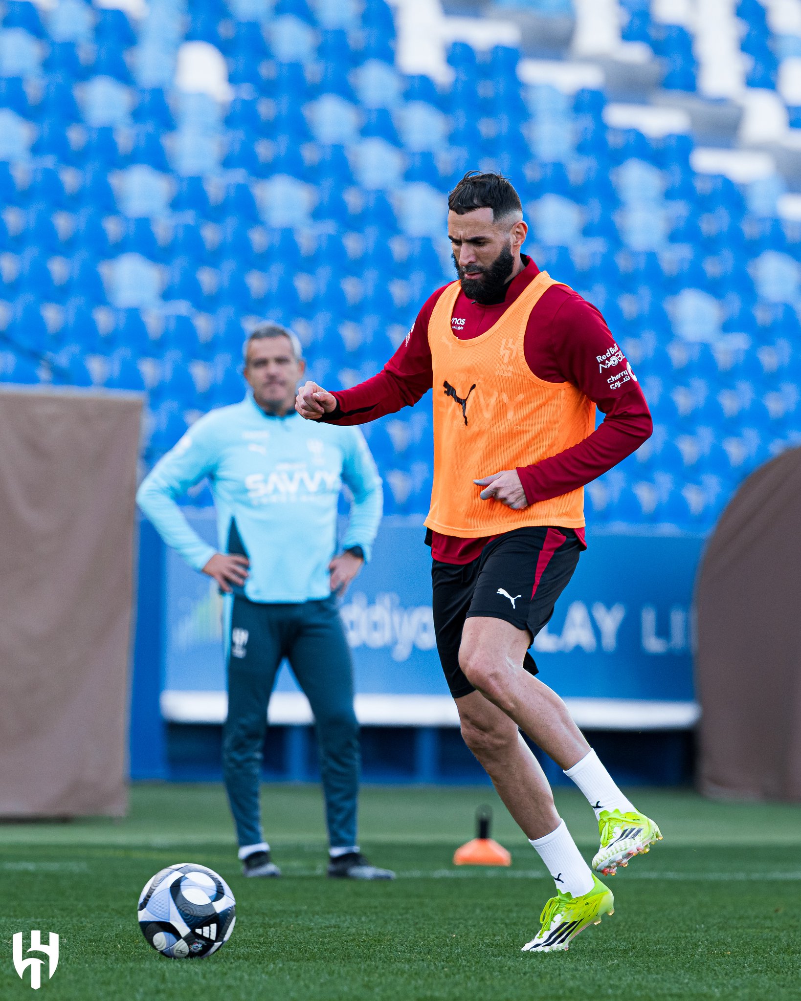 النجم الفرنسي كريم بنزيما يشارك في تدريبات الهلال للمرة الأولى بعد توقيعه مع النادي أمس 