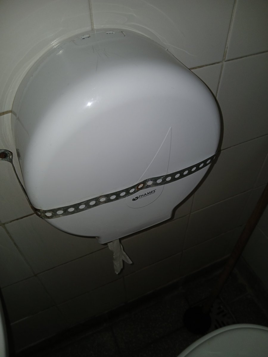 Baño del Instituto Pasteur. Se robarán las mochilas?