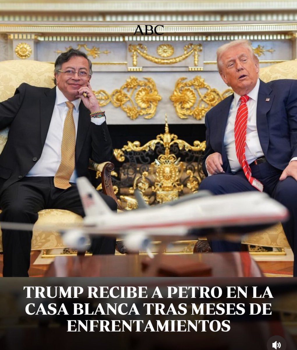 FernanMartinez's tweet photo. Corbata dorada para hacer juego con la decoración de la oficina oval y agraciar a Trump.

Mensajes subliminales aunque cursis para una cita a las 11 am, como si fuera una cena a las 20:00.

Mejor que ir en guayabera y con zapatos mocasines blancos.- https://t.co/m6vFLNDXj8