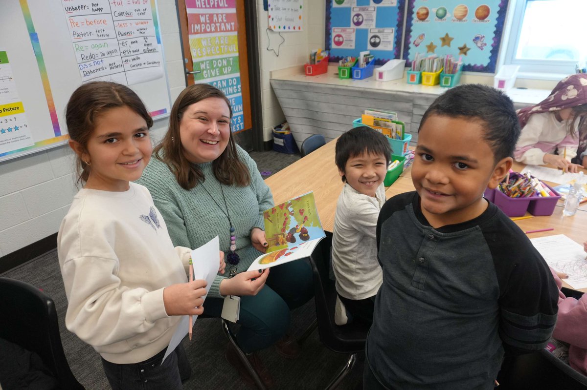 rochcommschools's tweet photo. Thinking maps help McGregor second graders clearly identify a story's main character and setting. #RCSpride #RCSteaching #RCSlearning https://t.co/1Foc2gv9W4
