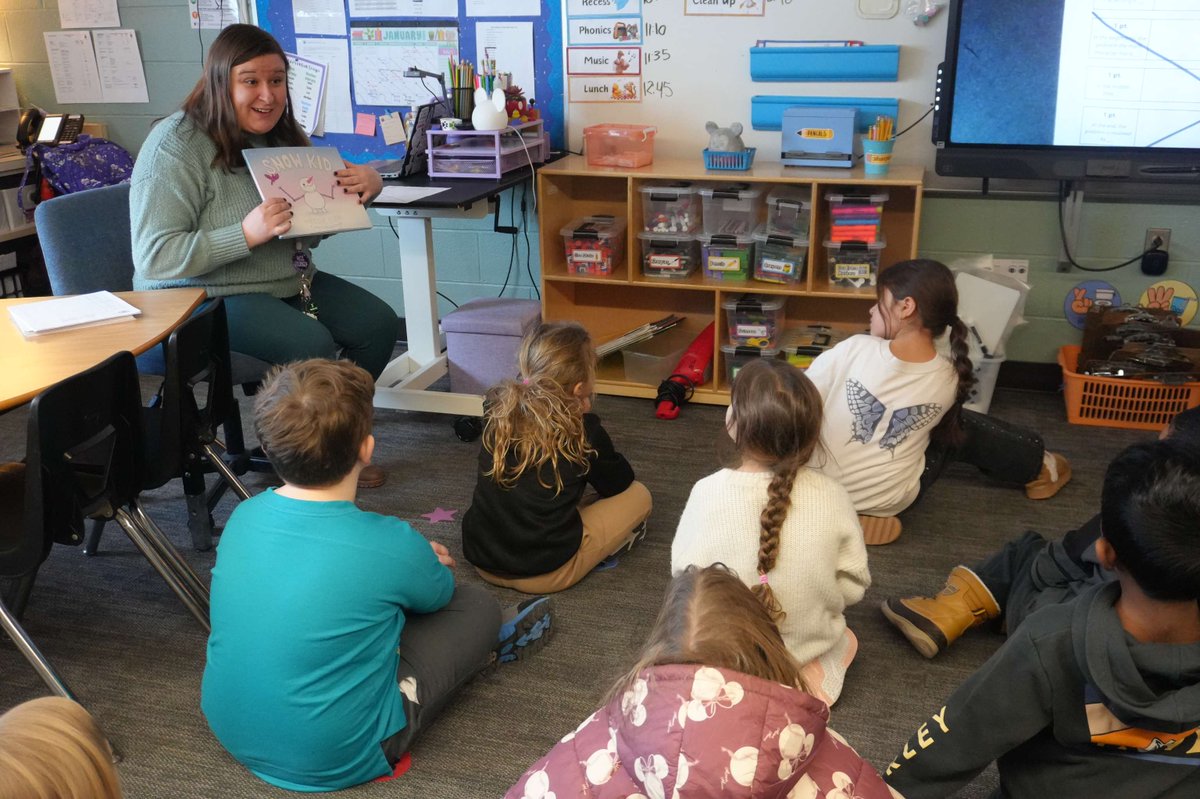 rochcommschools's tweet photo. Thinking maps help McGregor second graders clearly identify a story's main character and setting. #RCSpride #RCSteaching #RCSlearning https://t.co/1Foc2gv9W4
