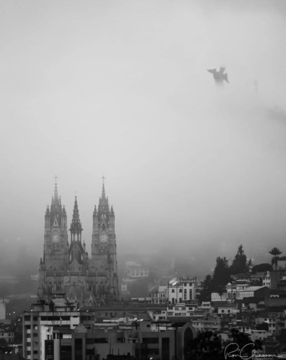 No es Ciudad Gótica, es Quito. Foto de Ron Chiasson.