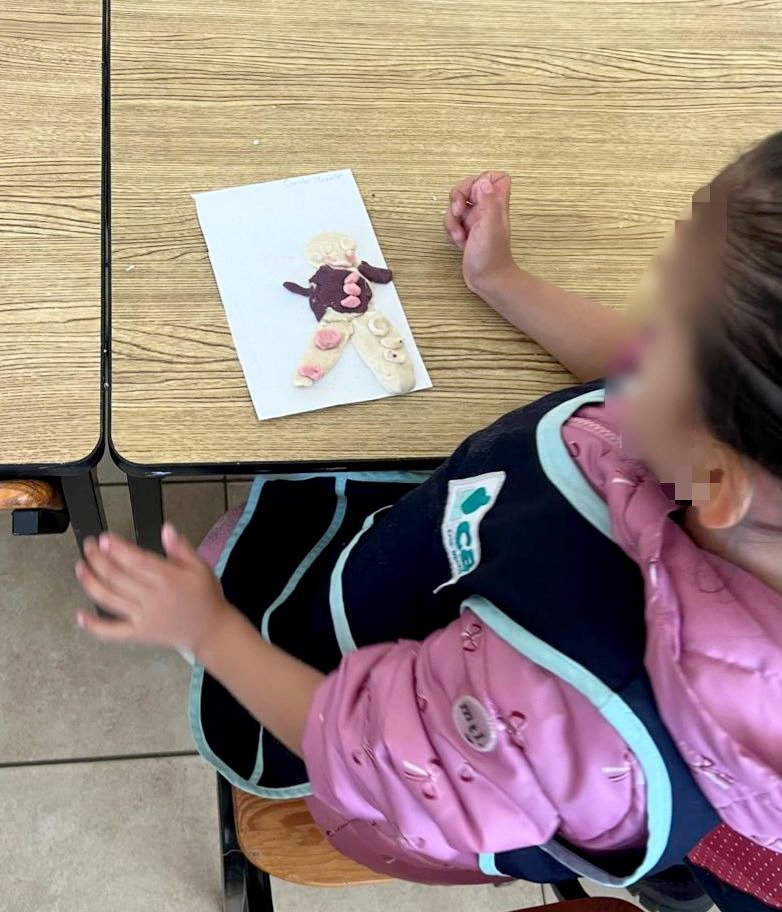 En el CAI Lomas de las Canteras fomentamos la lectura desde la primera infancia 📚.
Niñas y niños disfrutaron del cuento “El hombre de jengibre” 🫚 y realizaron una actividad creativa con arcilla, fortaleciendo su imaginación y motricidad 👦🏻👧🏻🖍️.
#MichoacánEsMejor