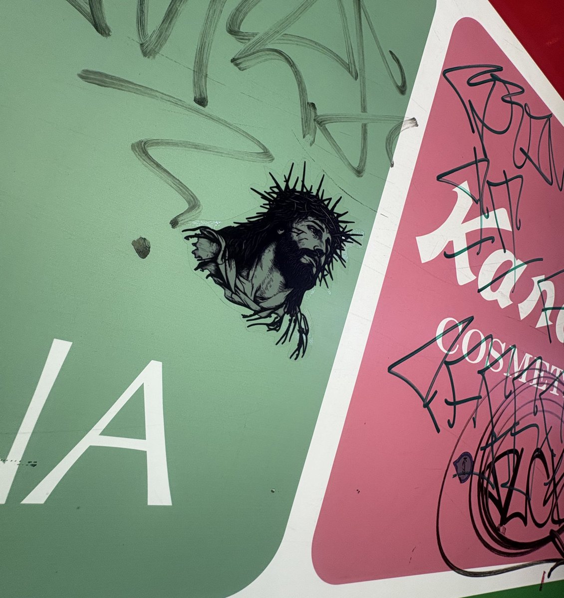 東京の神様や天使に関するスプレーの落書きやステッカーだけをたくさん