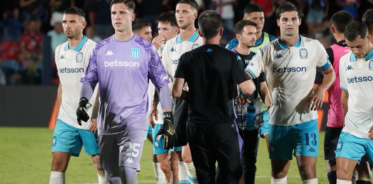 pilludinho's tweet photo. Se hablaron y se van a hablar muchas cosas hasta que Racing vuelva a la senda del triunfo pero mientras tanto yo siento que hay que no descarrilar el análisis y darle a cada sector del Club la responsabilidad que merece en este arranque pésimo del año.

Racing está jugando mal al fútbol. Ataca mal, defiende mal, comete errores que no tiene que cometer y físicamente es una sombra del equipo que terminó el año. Los niveles individuales han caído muchísimo y jugadores que fueron garantía todo el ciclo hoy están pasando su peor momento.

El entrenador no le encuentra la vuelta. Sí, Costas, ahora, no le está encontrando la vuelta. Decir esto no es pedir su cabeza, ni decir que es "el problema", ni tampoco es defender a quienes están por encima de él. Pero es el entrenador de Racing y Racing pierde y encima juega mal, es obvio que debe ser marcado y señalado como partícipe necesario, así como se lo elogia cuando Racing gana y juega bien.

Racing tiene plantel para jugar mejor que esto. Costas no tiene la culpa de que Sosa juegue mal y regale goles insólitos para él. Pero sí tiene responsabilidad en los cambios de esquema que no sirven, en que el equipo no se halle en ataque ni en defensa y en que el nivel físico se haya desplomado de diciembre a hoy. Los jugadores aparecen y desaparecen de la consideración sin un criterio lógico y hay futbolistas que son colocados en posiciones que los perjudican o los desaprovechan.

Del otro lado están los muchachos dirigenciales. Milito nos recibió en el Cilindro con un césped horroroso que de pedo no nos vuelve a costar la localía y que perjudicó a su equipo. Hubo claras fallas en planificación porque, por ejemplo, primero se consideró mantener a Rubio y un mes después jugó Colombo de 4 y al día siguiente trajeron a Cannavo que era titular por encima de Rubio cuando estaba en Defensa.

No voy a entrar ni dar lugar a teorías estúpidas como camas, "soltadas de mano", descontentos por salarios bajos o comparativos con los refuerzos que llegaron ni nada de todas esas sandeces.

También me duele mucho ver, desde el 15 de diciembre de 2024, que hay personas que cuando pierde Racing sonríen en sus adentros y prenden la camarita para hacer reacciones que solo hacen leña del árbol caído, gente que está esperando a que la pelota no entre para poder despotricar con un discurso político y sañoso que muchas veces no tiene nada que ver con el presente y lo que pasa de verdad en este momento.

Y obviamente, recordar que esto es solo un momento, que con el material que hay, el técnico que hay y todos tirando hacia delante, vamos a salir. No tengan dudas. Hay que apretar los dientes un poquito más.