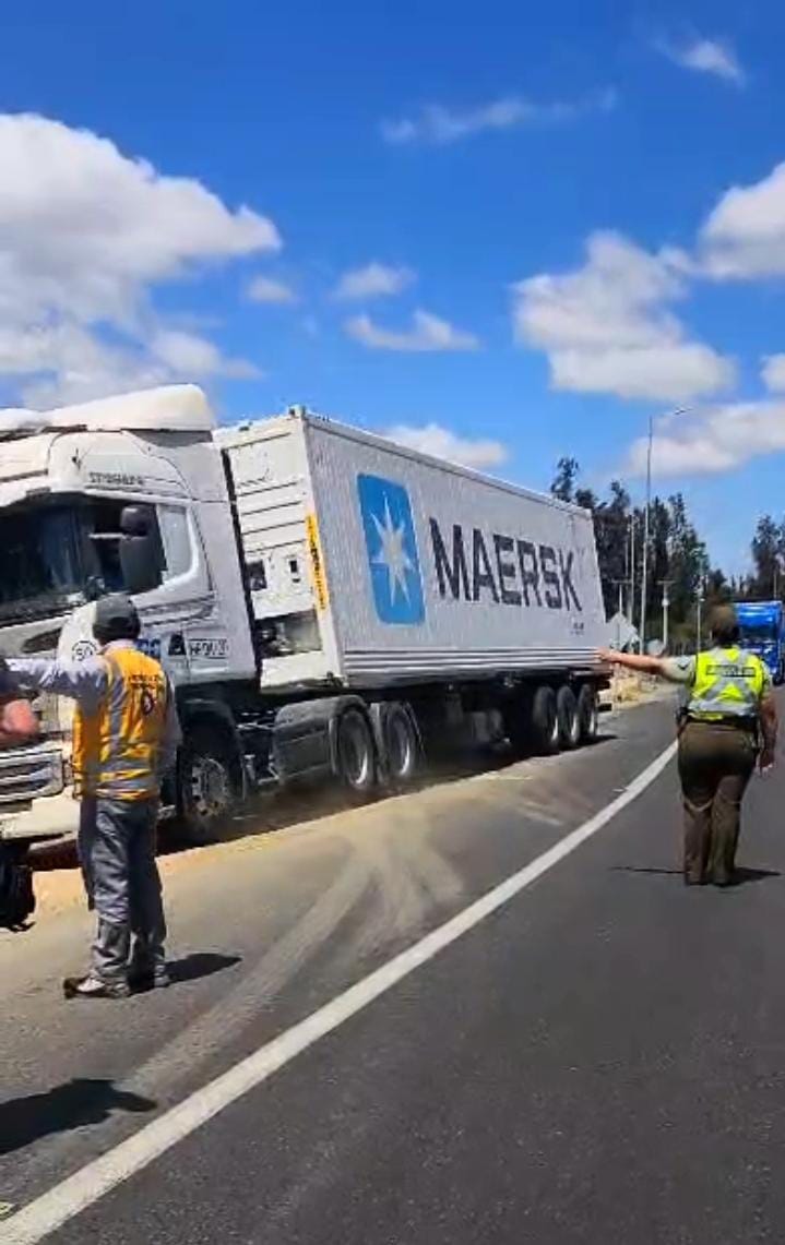 ZonaCarabValpo's tweet image. 📍#Casablanca: Carabineros de la Oficina de Integración Comunitaria  de la 5ª Comisaría, junto a Inspectores del Ministratel y Seguridad Municipal entregan recomedanciones  de seguridad vial a conductores de transporte de alto tonelaje  🚚, en el sector de #Lagunillas.