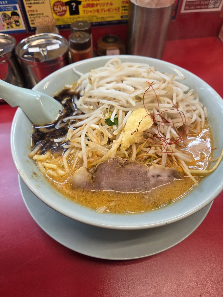RepSneaks's tweet photo. G系もやし味噌、もやしトッピングで着丼。
味の薄まりとコレステロール値を考慮し、コールは「固め・濃いめ・少なめ」で最適化。
​そして、ついにサービス券50枚を完遂。ありがとう。
​#ラーメン山岡家　​#サービス券50枚 https://t.co/BPJ73lG0k2