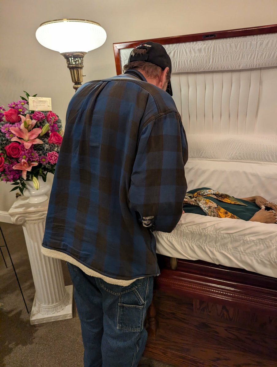 audmomlife's tweet image. Unfortunately @AngryPop3 lost his battle with Lung Cancer on 1/29/26. He passed comfortably in his sleep, surrounded by loved ones. 🥺 We will miss him, but we know he was ready to see Mom. 🙏 rainsvillefuneralhome.com/obituaries/bob…
Please repost. I know he genuinely cared for his followers. 💞