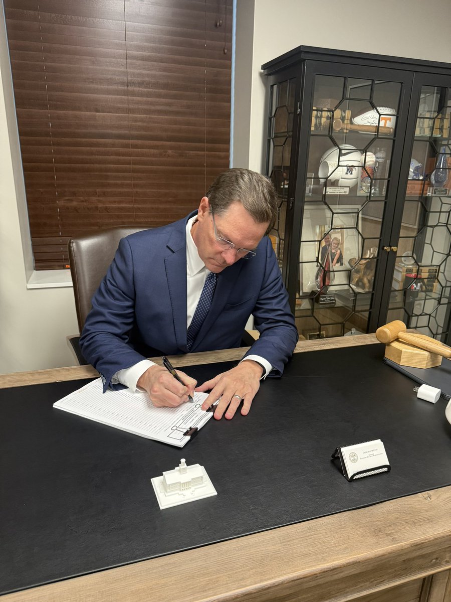 BillHagertyTN's tweet photo. Under @CSexton25’s leadership, Tennessee has seen some of its brightest and safest days! Honored to have his signature on my petition to continue serving you in the United States Senate. https://t.co/v9J1HKjO4l