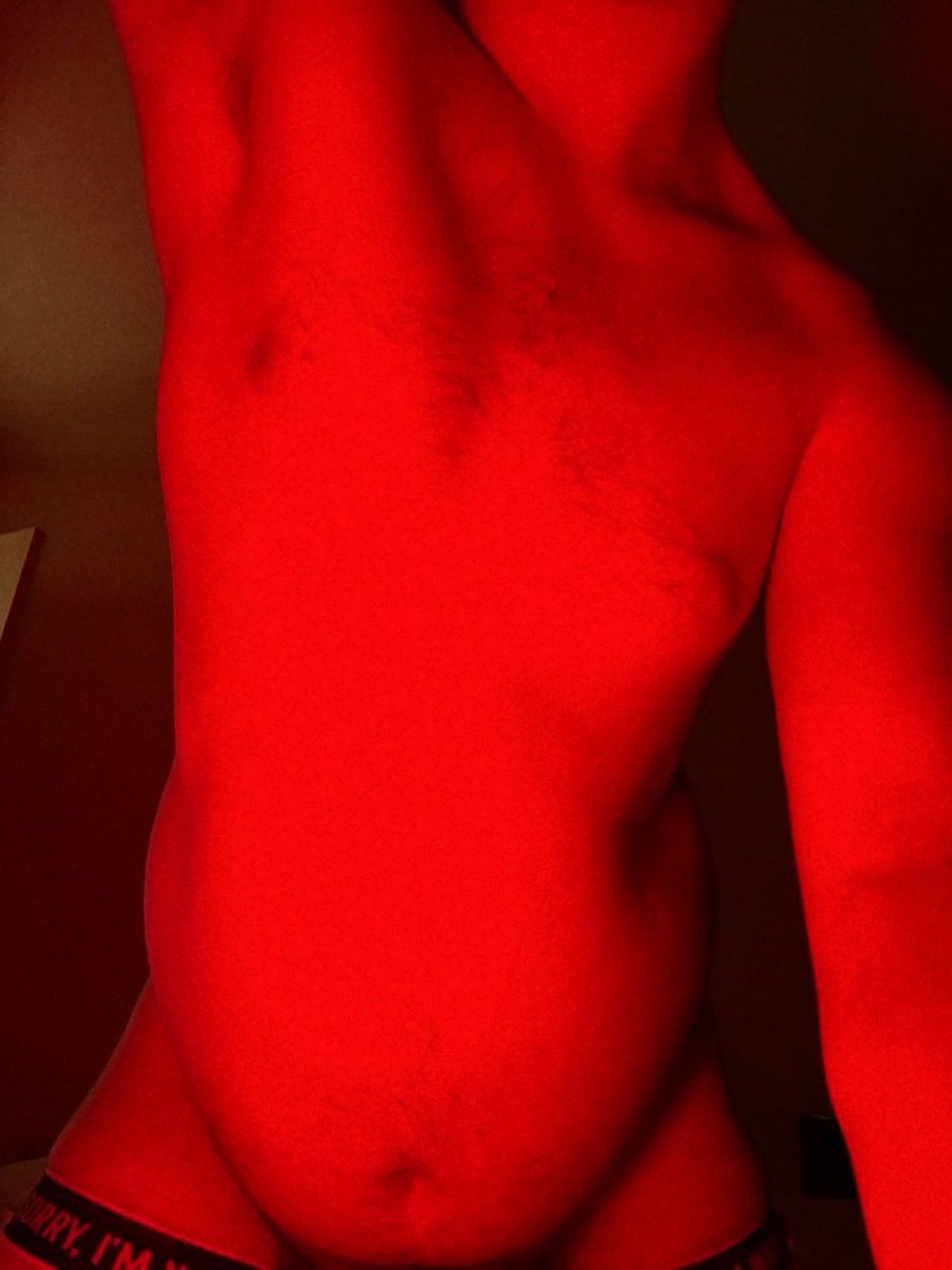 i gonna recreate this photo after an aquarium pump inflation  

1 like = 1 second 
1 retweet = 3 seconds 
1 comment = 5 seconds 

u have 2 days. 
good luck to my belly..