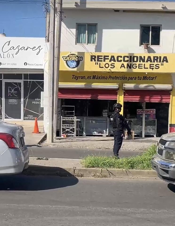 Pur0Culichi's tweet photo. Dejan un "Expløsivø" afuera de la refaccionaría "Los Ángeles" ubicada por la avenida revolución a la altura dela calle Mariano Azuela en la colonia Guadalupe Victoria en Culiacán https://t.co/VqvIi8Xtct