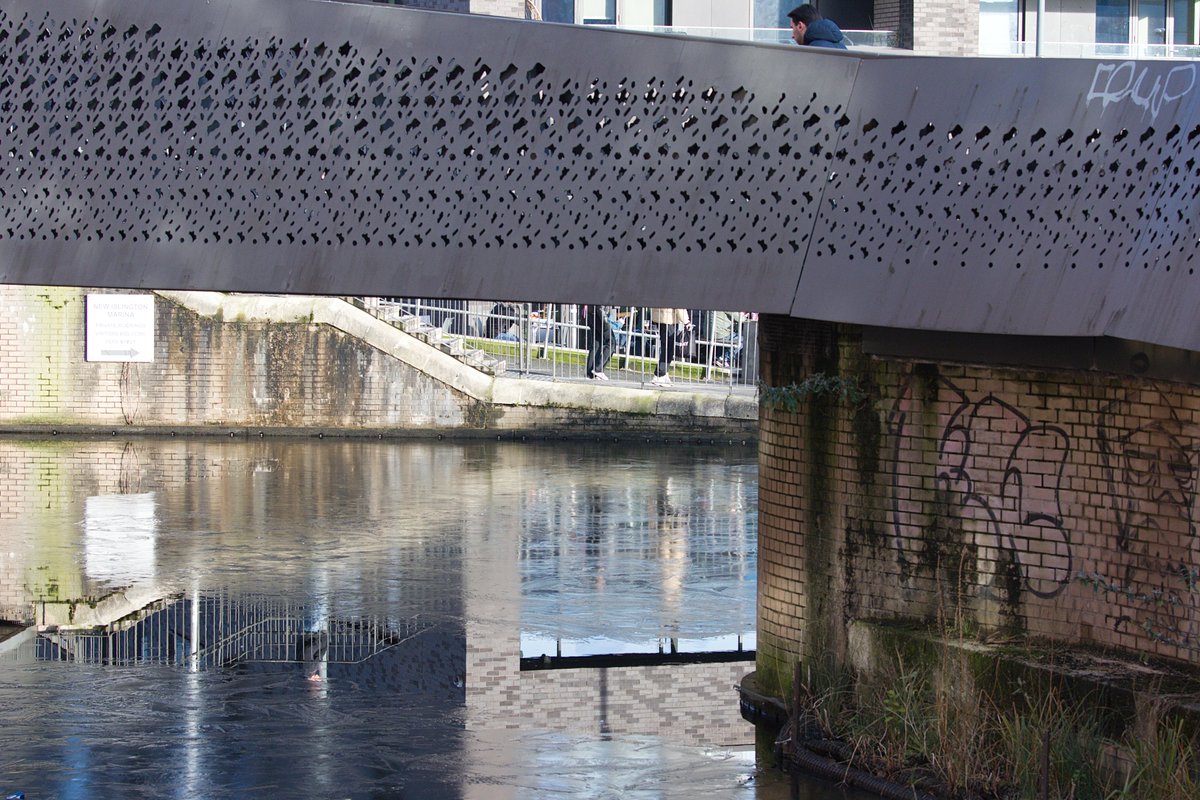 WattoPhotos's tweet photo. Reflection in frozen over icy canal.
#Photography #streetphotography https://t.co/jxN4o4iTmN