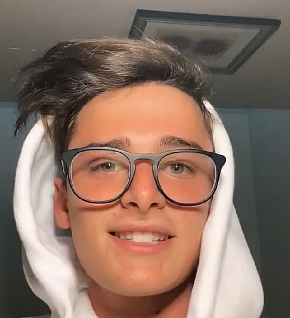 shortndluu's tweet photo. au #byler ‼️

donde mike y will inician una pelea tras encontrar sus viejas cuentas de twitter y tiktok con contenido vergonzoso, buscando humillarse entre sí
o
donde will encuentra poemas antiguos de mike en su viejo twitter, donde le declara su amor https://t.co/bArY8cmjIx