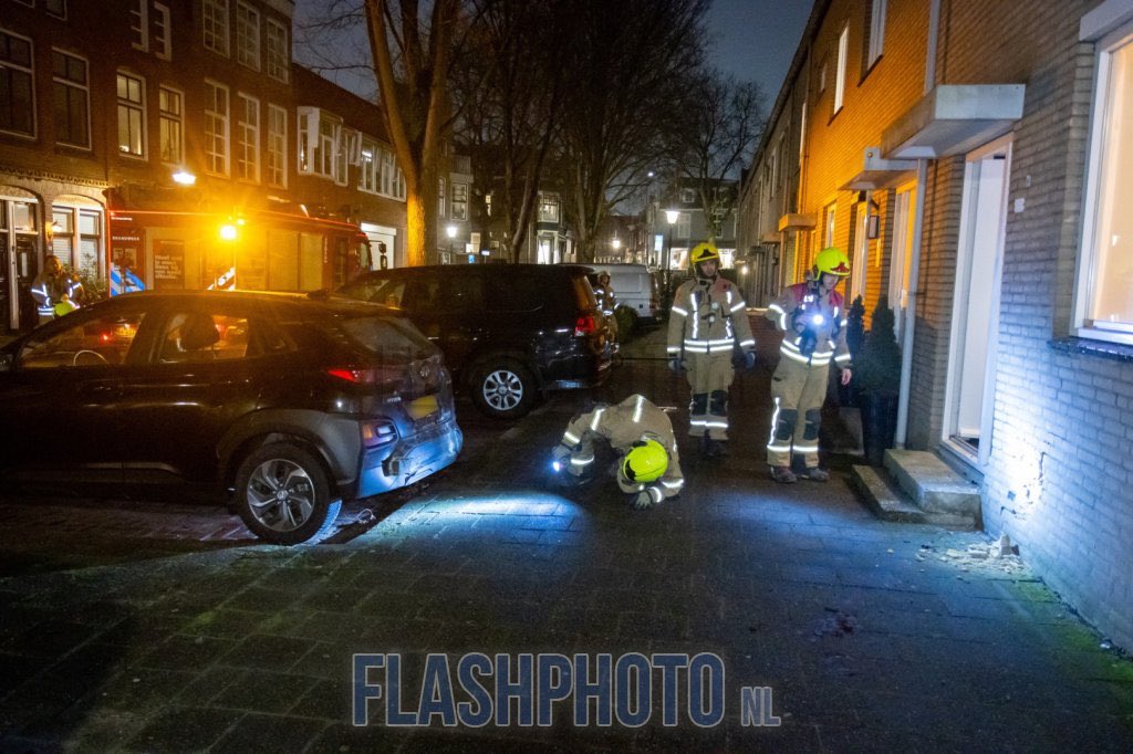 Auto botst tegen gevel van woning in Schiedam