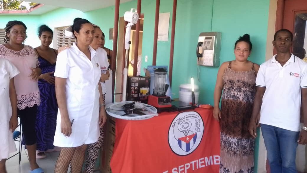 GHNordelo5's tweet photo. ¡Gracias a ustedes! El Hogar Materno "Mariana Grajales", de Palma Soriano, Santiago de #Cuba, zona afectada por "Melissa", recibió hornilla de inducción, ventilador y lámpara recargables, batidora , filtro de agua y otros artículos donados a través de los #CDRCuba #CubaVencerá https://t.co/livzlbUdI6